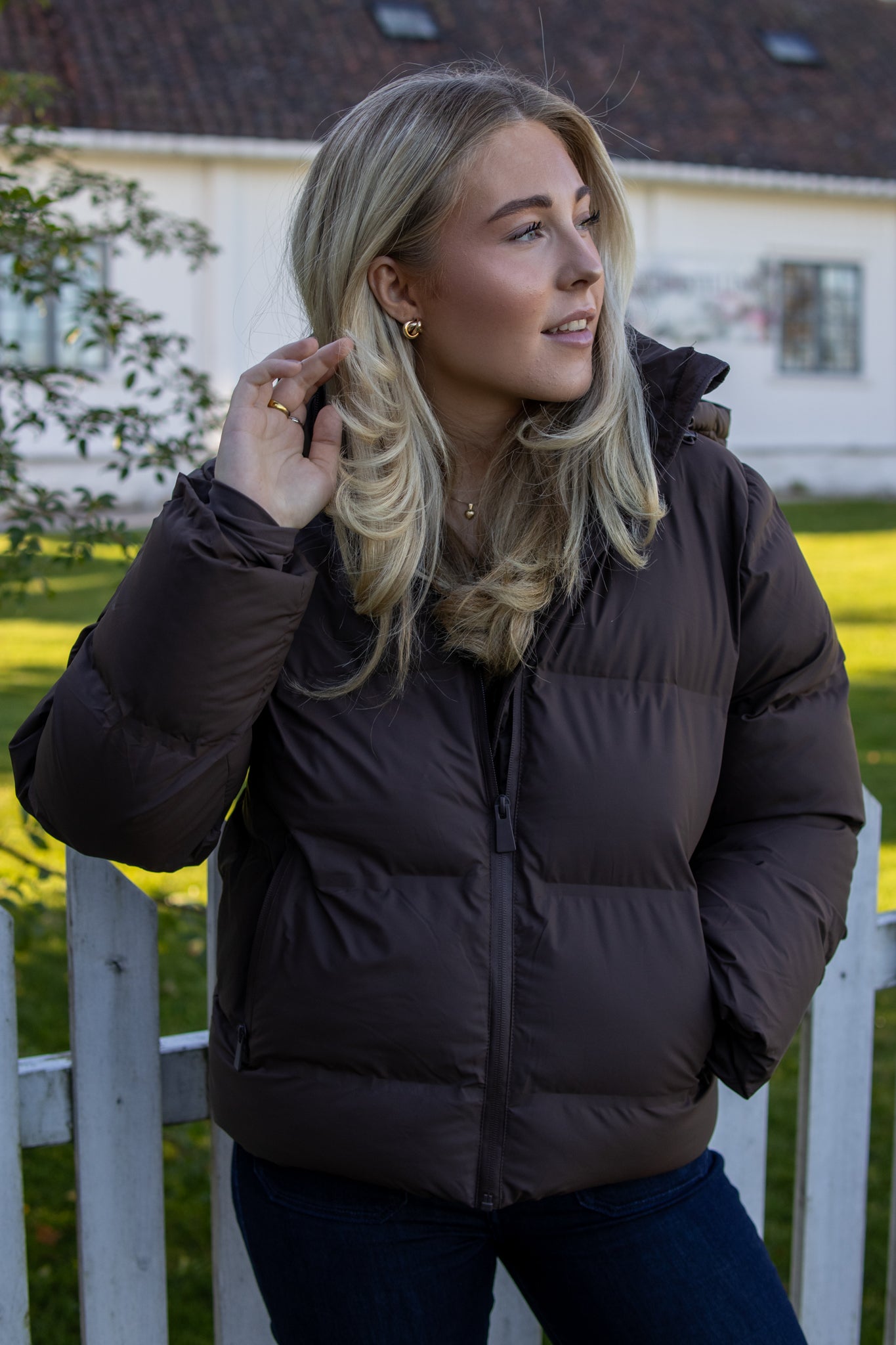 Neo Noir Fox C pufferjakke i mørk brun, hel figur med isolerende materiale og glansfull overflate, perfekt for kaldt vær.