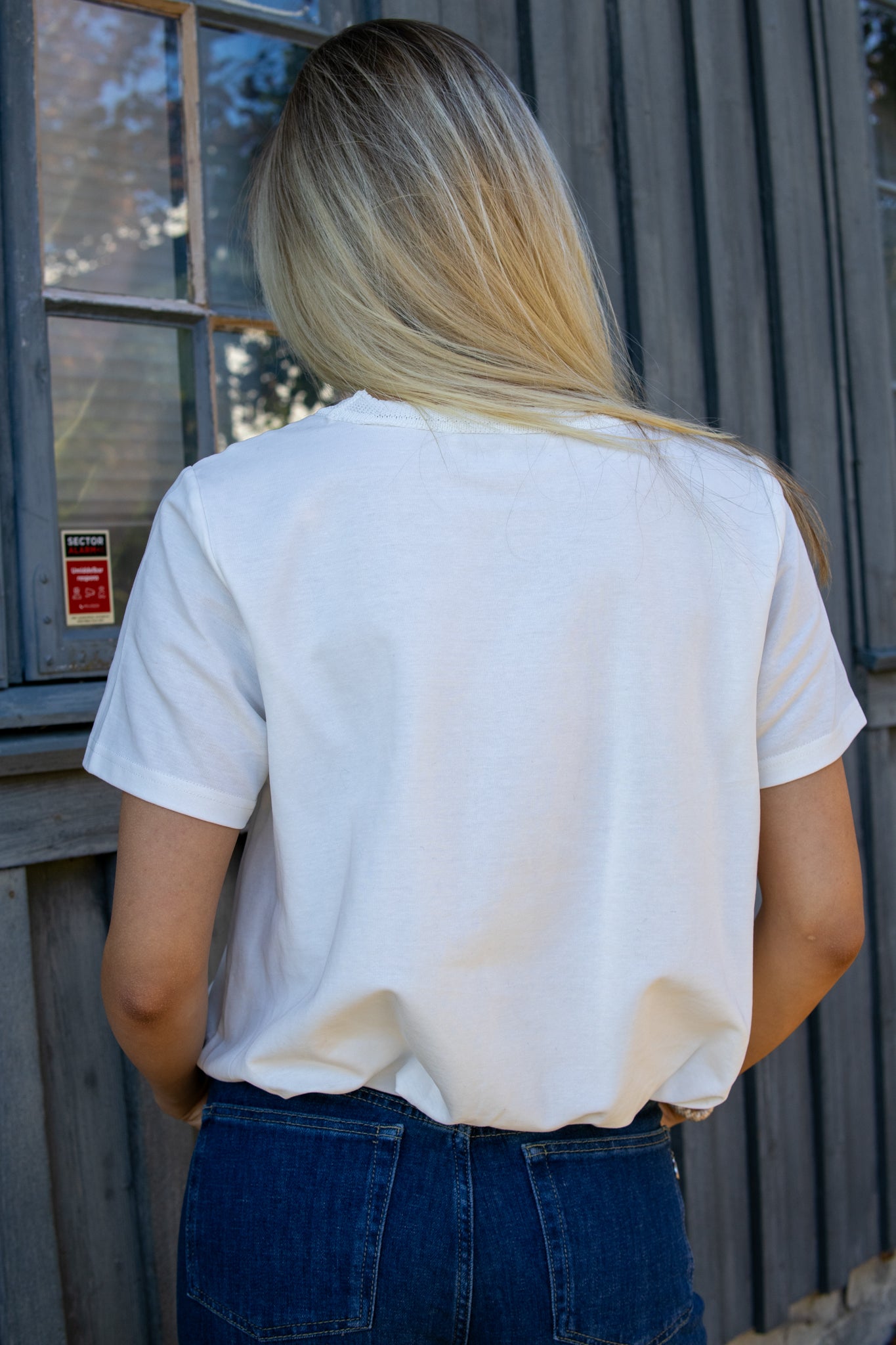 Off-White KarolineGO T-skjorte fra Gossia med ren, hvit design og avslappet passform, vist i helbild.