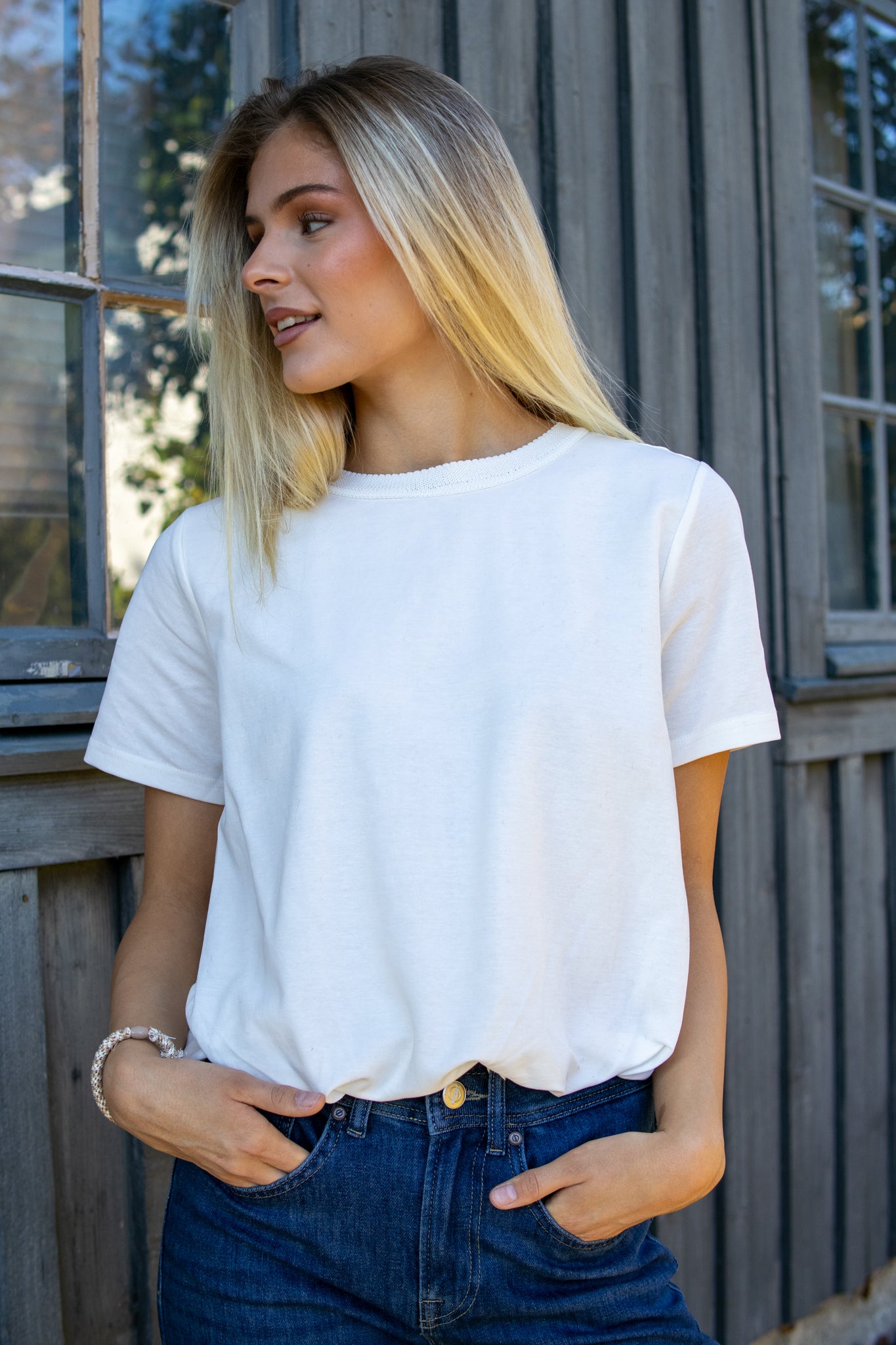 Hvit Gossia KarolineGO T-skjorte med rund hals og kort erme, casual stil, vist på modell.