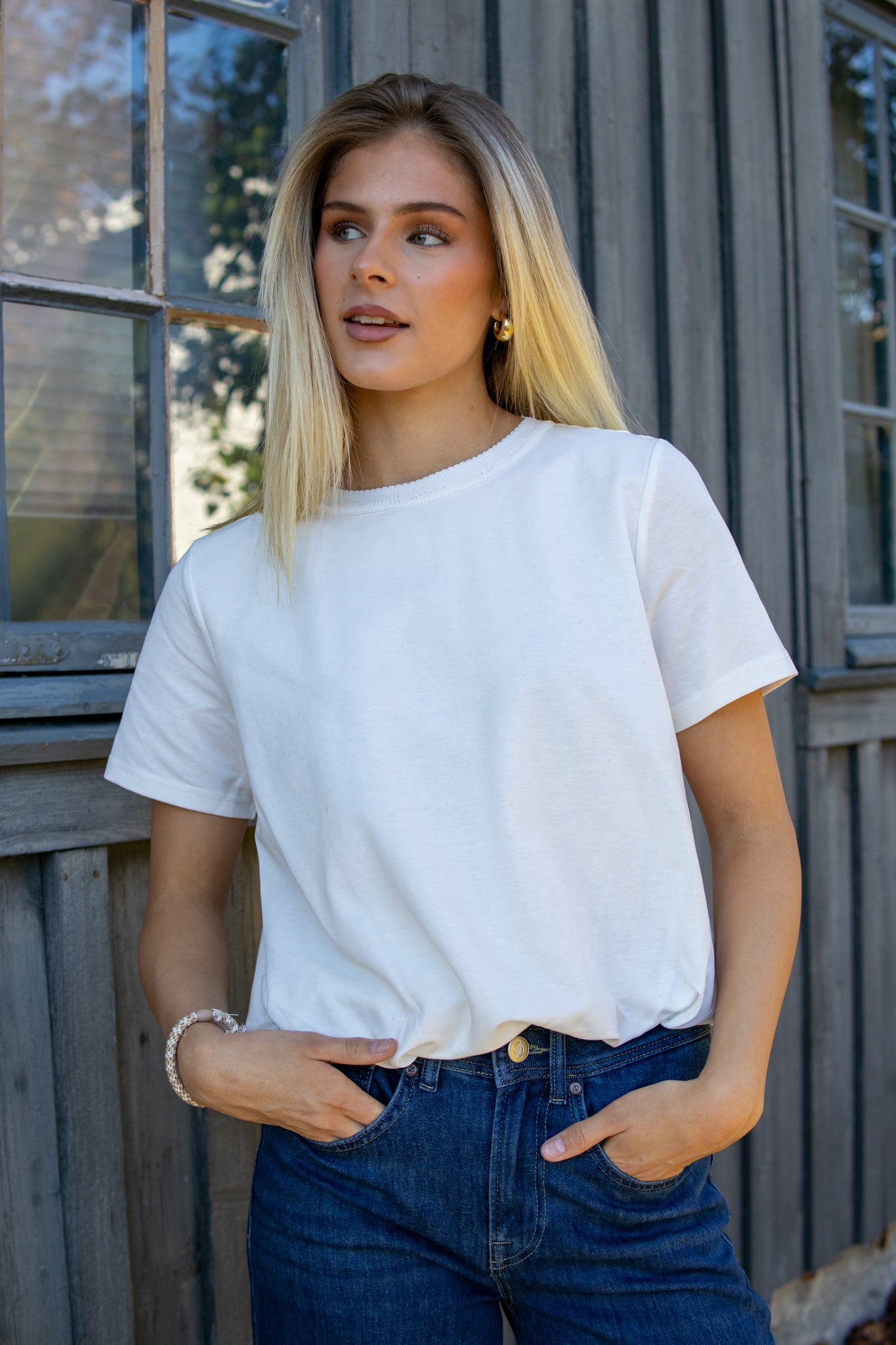 Off-White KarolineGO T-skjorte fra Gossia, heltdilla med hvit farge og avslappet passform.