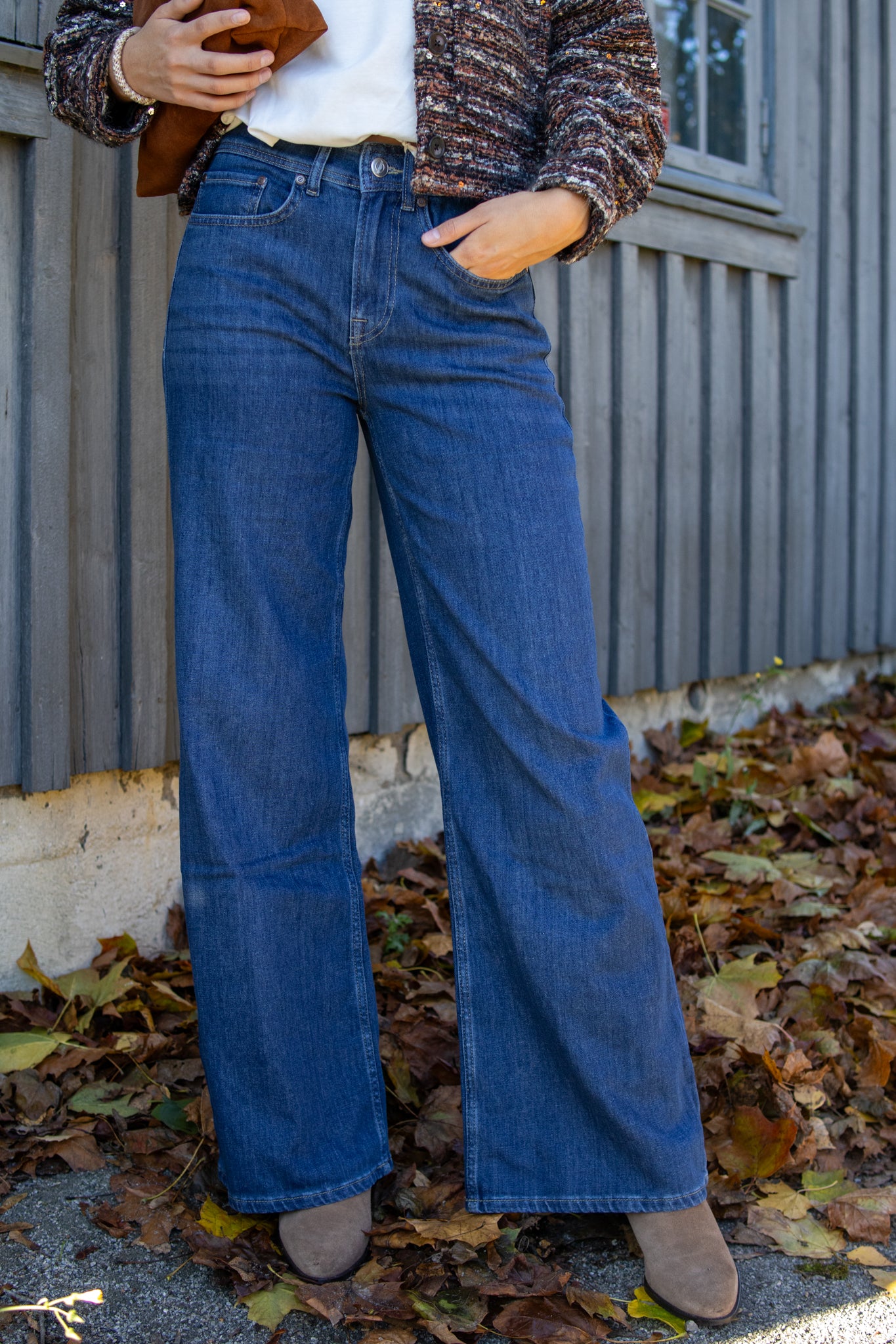Pieszak Asta jeans i denimblå vask med rett passform og klassisk design, synlig i bildet.