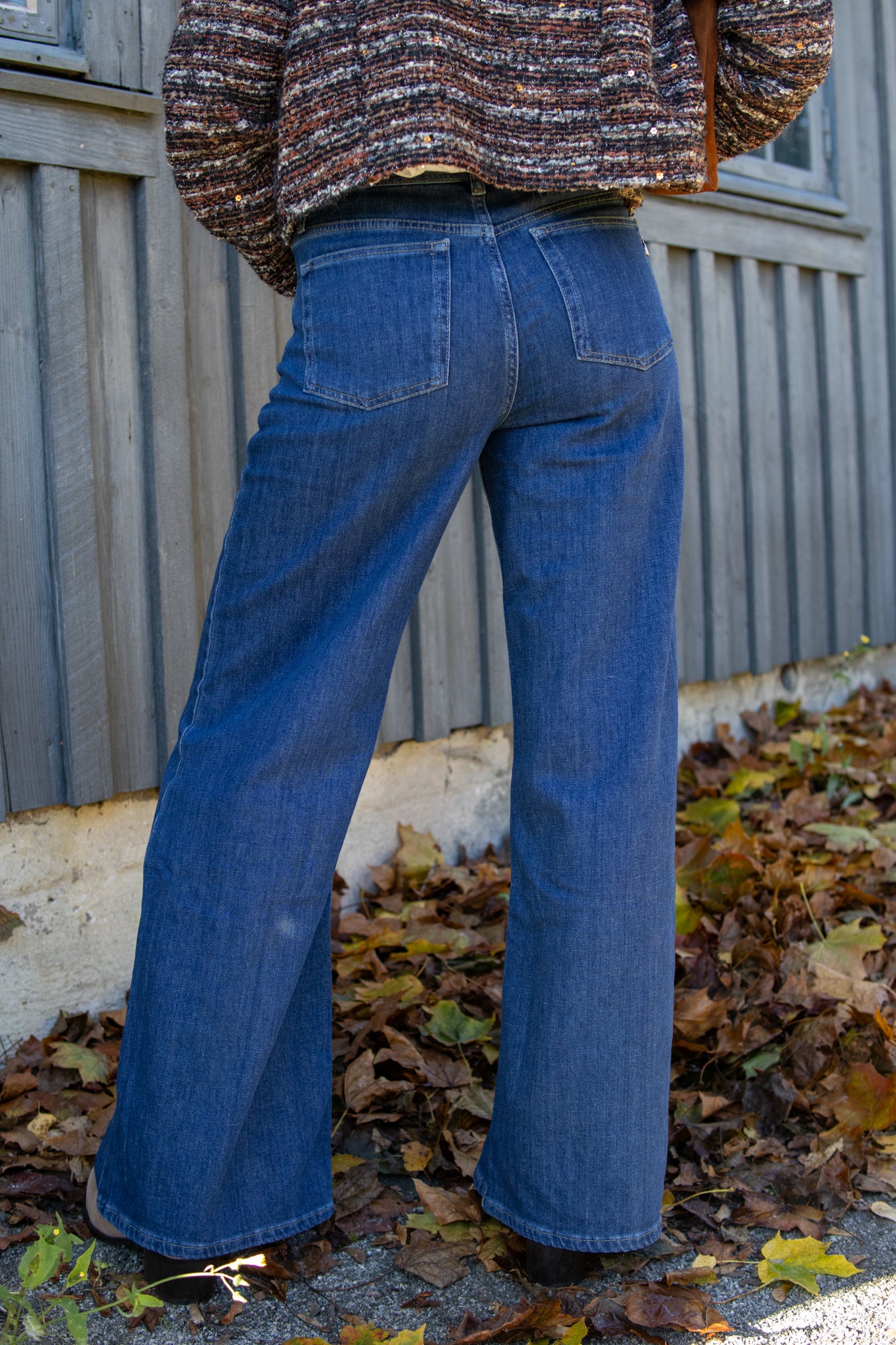 Pieszak Asta jeans i denimblå med vasket finish, avslappet passform og tradisjonell jeansstil, vist i helfigur foran en nøytral bakgrunn.