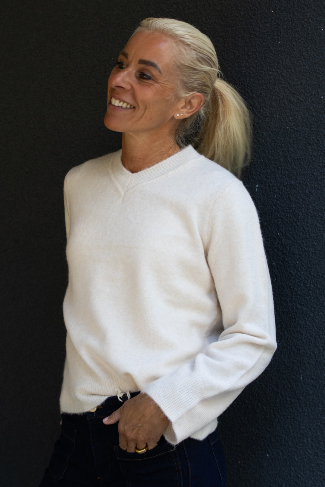 Guni V-neck - Whisper White Melange - Genser - Helt Dilla AS