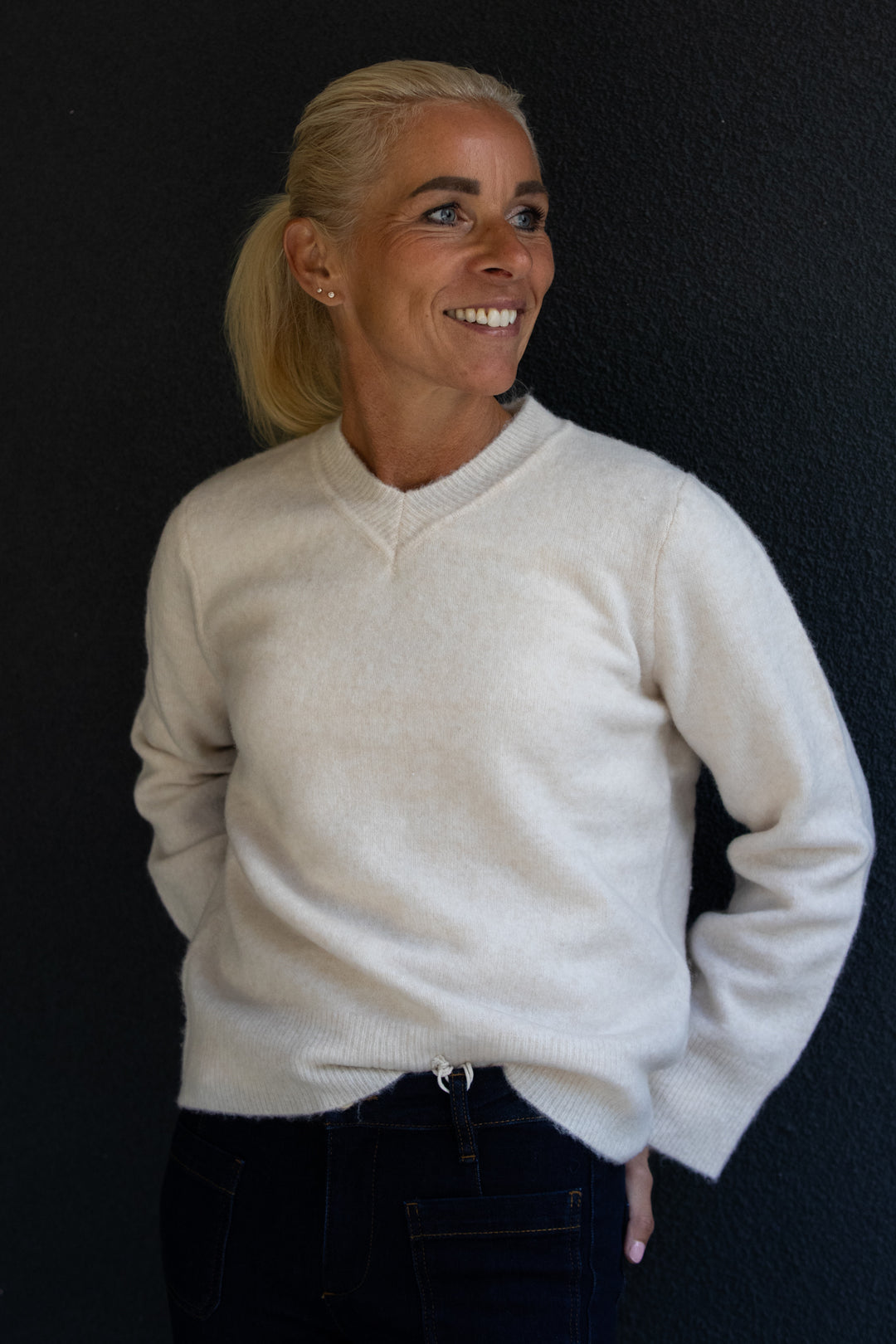 Guni V-neck - Whisper White Melange - Genser - Helt Dilla AS