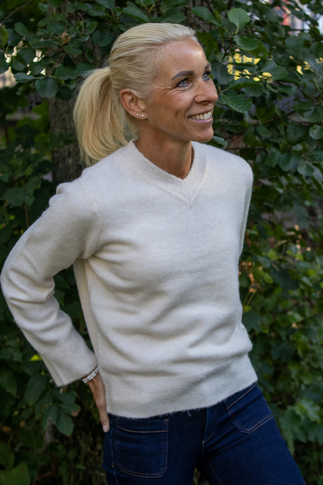 Guni V-neck - Whisper White Melange - Genser - Helt Dilla AS