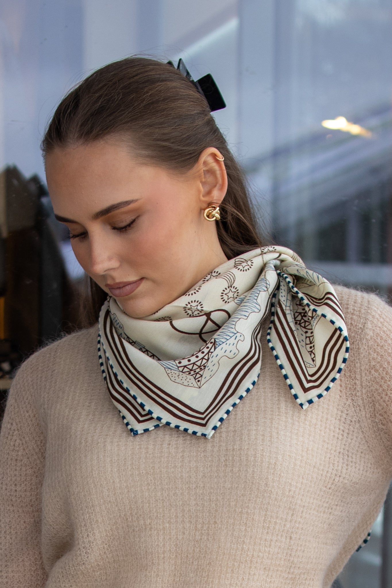 Skjerf i ull/silke med håndsydde kanter - Blå/brun/krem - Tilbehør - Helt Dilla AS