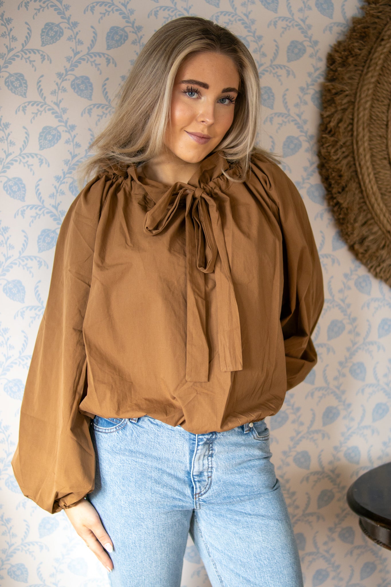 Bluse med snøring - Brun - Topp - Helt Dilla AS