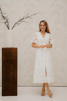 Lunette Emb Dress - White - Kjoler - Helt Dilla AS