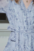 Denila crepe print  dress - dusty blue - Kjoler - Helt Dilla AS