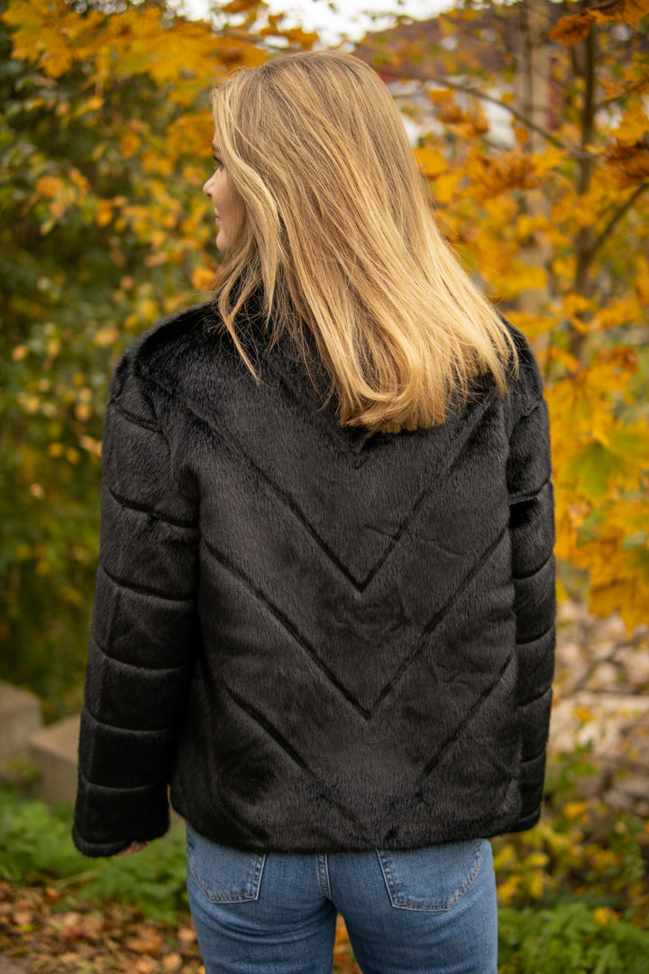 Sonja Fuskepels Jakke - Svart - Yttertøy - Helt Dilla AS