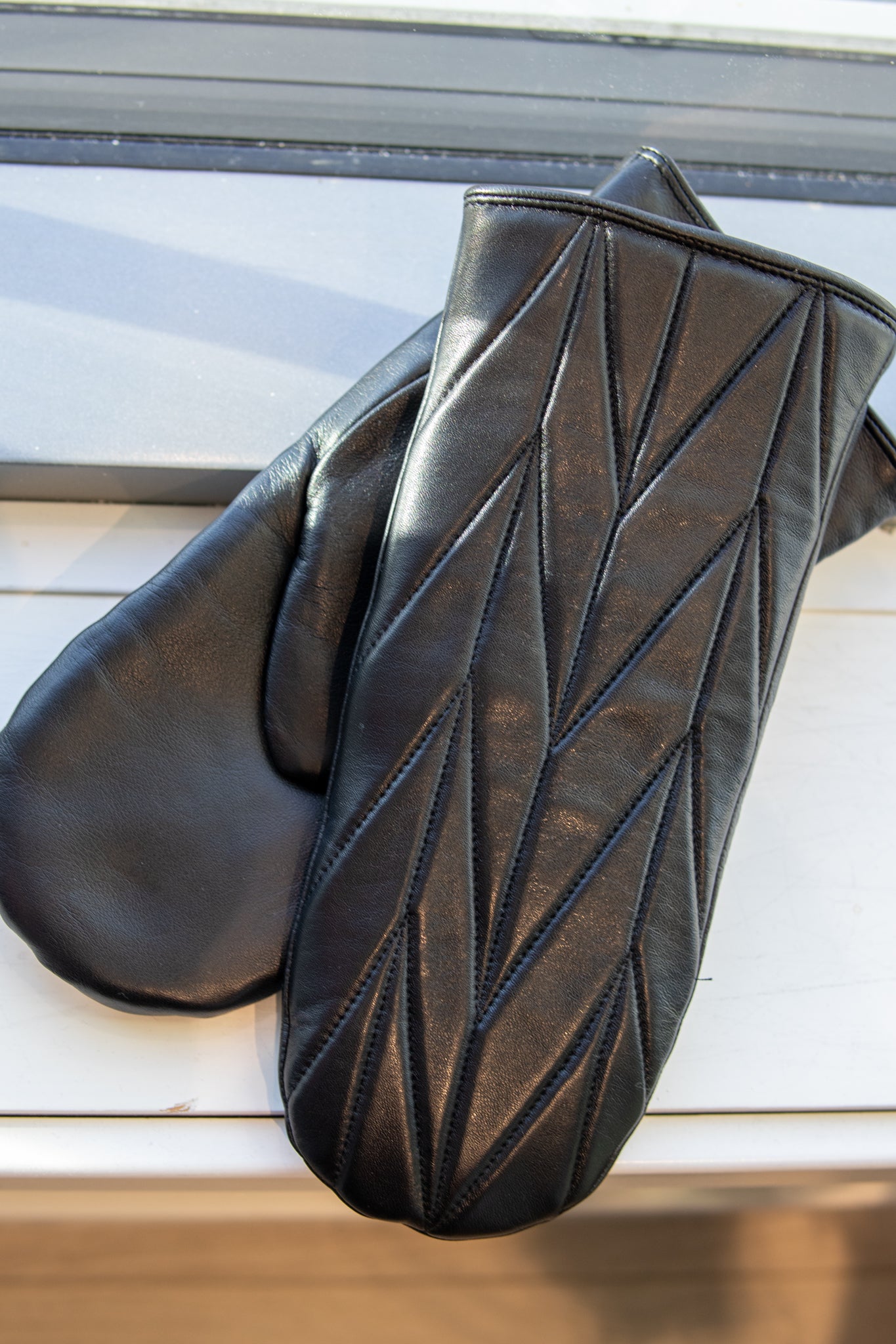 Day Leather Quilt Mittens - Black - Tilbehør - Helt Dilla AS