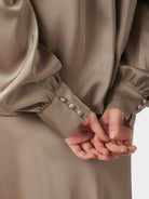 Rosslyn Heavy Sateen Blouse - Dark Taupe - Bluser - Helt Dilla AS