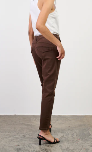 Karmey chino - expresso brown - Helt Dilla AS