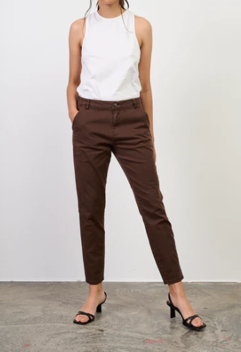 Karmey chino - expresso brown - Helt Dilla AS